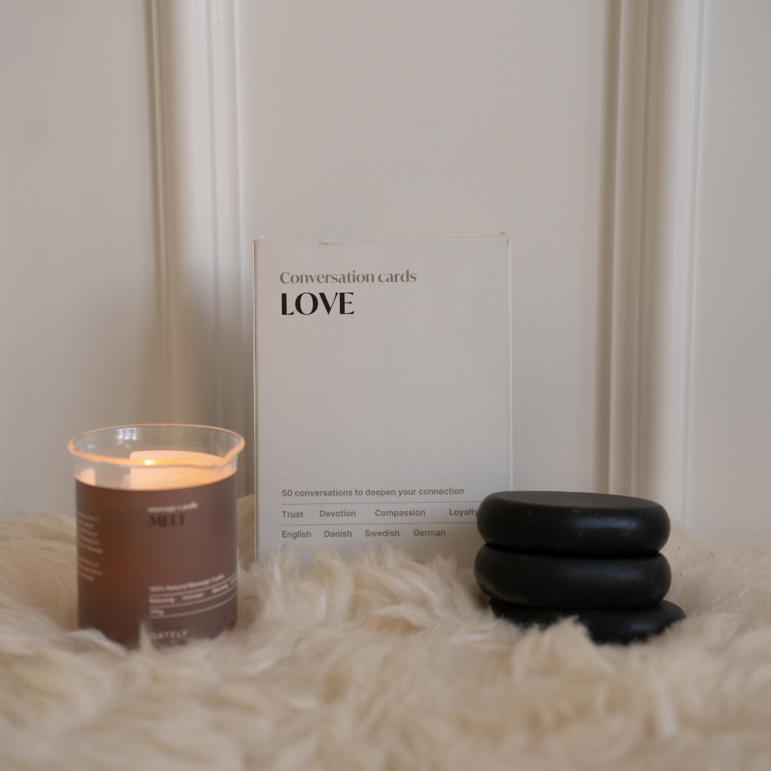 Romantic Wellness Bundle: Samtalekort Love + Massagelys + Hot Stone Massage Sten